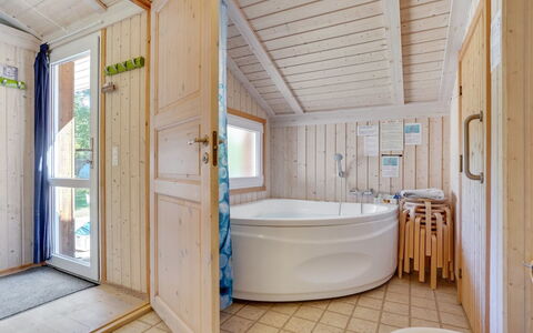 Milda - 1.9Km from the Sea: Piscina, Mueble Para Exteriores, Mueble, Recurso, Losa, Eco Hotel, Sombra, Silla, Ocio, Inmuebles