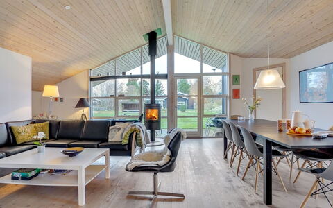 Elni - 900M from the Sea: Mueble, Diseño De Interiores, Piso, Madera, Suelo, Techo, Suelos De Madera, Silla, Mesa, Encendiendo