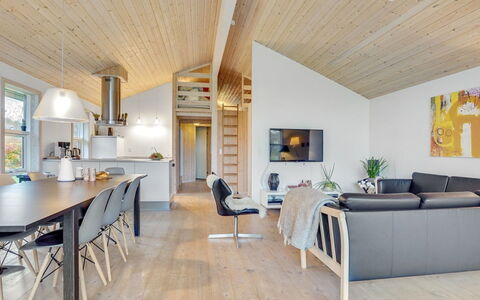 Elni - 900M from the Sea: Mueble, Diseño De Interiores, Piso, Madera, Suelo, Techo, Suelos De Madera, Silla, Mesa, Encendiendo