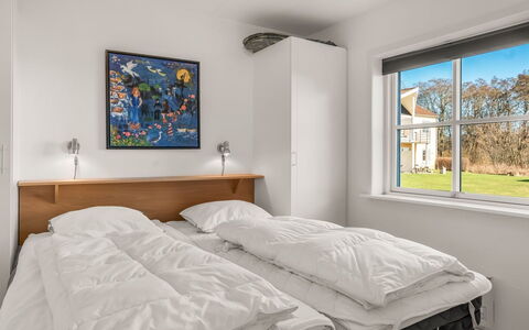 Jyrki - 100M from the Sea: Pared, Madera, Habitación, Cama, Techo, Diseño De Interiores, Sábana, Lecho, Suelo, Marco De La Cama