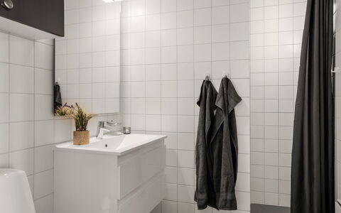 Jyrki - 100M from the Sea: Piso, Suelo, Diseño De Interiores, Arreglo De Tubería, Plomería, Loseta, Lavabo, Habitación, Baño, Mueble De Baño