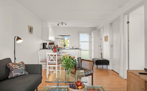 Jyrki - 100M from the Sea: Mueble, Piso, Diseño De Interiores, Suelo, Sofá, Madera, Mesa, Techo, Sala, Habitación