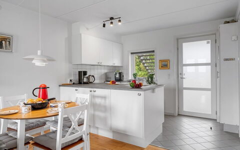 Jyrki - 100M from the Sea: Cocina, Piso, Diseño De Interiores, Mueble, Mostrador, Aparato De Cocina, Suelo, Techo, Madera, Electrodoméstico