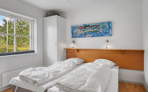 Jyrki - 100M from the Sea: Diseño De Interiores, Habitación, Cama, Departamento, Lecho, Techo, Marco De La Cama, Sábana, La Luz Del Día, Madera Dura