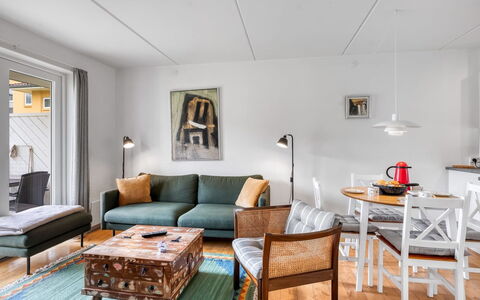 Jyrki - 100M from the Sea: Mueble, Diseño De Interiores, Sofá, Piso, Pared, Sala, Suelo, Mesa, Madera, Habitación