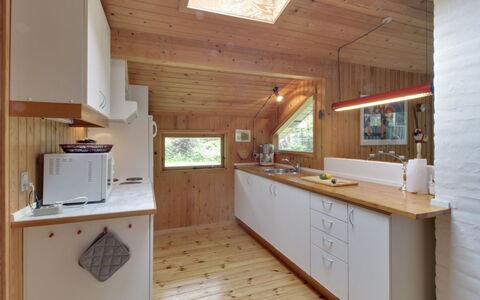 Gerasim - 400M from the Sea: Madera, Piso, Techo, Diseño De Interiores, Suelo, Habitación, Cocina, Manchas De Madera, Mostrador, Lámpara