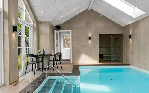 Lilie - 270M from the Sea: Piscina, Piso, Diseño De Interiores, Suelo, Mueble, Arreglo De Tubería, Material Compuesto, Bañera, Recurso, Techo