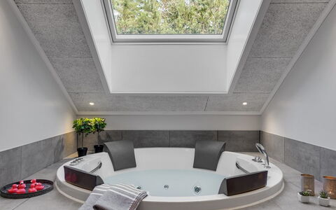 Lilie - 270M from the Sea: Arreglo De Tubería, Diseño De Interiores, Techo, Bañera, Baño, Plomería, Ático, Grifo