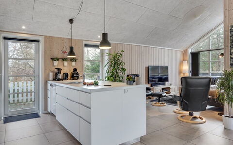 Lilie - 270M from the Sea: Piso, Madera, Techo, Diseño De Interiores, Lámpara, Cocina, Suelo, Mostrador, Mueble, Casa
