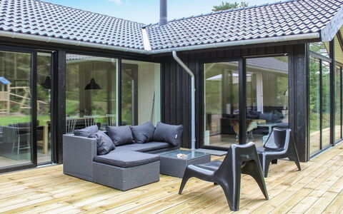 Cate - 150M from the Sea: Madera, Techo, Casa, Cabaña, Puerta, Casa, Vía Muerta, El Terreno Del Lote, Edificios Del Jardín, Cobertizo