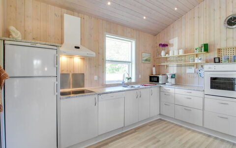 Fredegæst - 700M from the Sea: Madera, Cocina, Aparato De Cocina, Techo, Mostrador, Casa, Electrodoméstico, Suelos De Madera, Gabinetes, Manchas De Madera