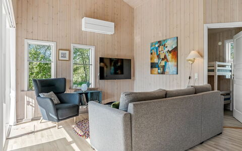 Fredegæst - 700M from the Sea: Madera, Piso, Diseño De Interiores, Suelo, Suelos De Madera, Casa, Mueble, Sala, Techo, Sofá