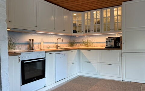 Annamie - 650M from the Sea: Cocina, Gabinetes, Aparato De Cocina, Piso, Madera, Mostrador, Diseño De Interiores, Alacena, Suelo, Casa