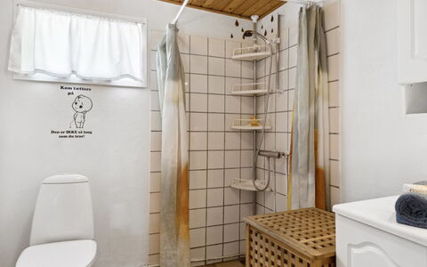 Annamie - 650M from the Sea: Diseño De Interiores, Arreglo De Tubería, Piso, Suelo, Baño, Baño, Plomería, Habitación, Asiento Del Baño, Loseta