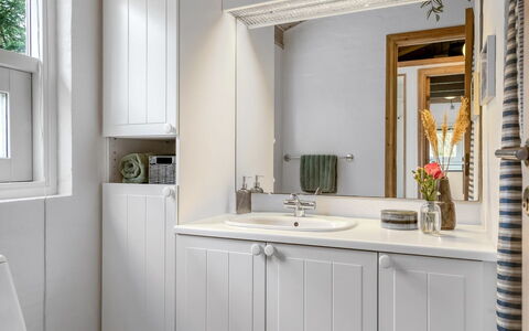 Merte - 300M from the Sea: Pared, Arreglo De Tubería, Espejo, Diseño De Interiores, Lavabo, Lavabo Del Baño, Mueble De Baño, Gabinetes, Baño, Grifo