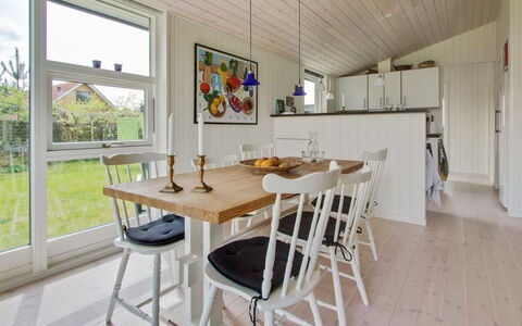 Fleur - 50M from the Sea: Mueble, Piso, Diseño De Interiores, Suelo, Suelos De Madera, Madera, Techo, Cocina Y Comedor Mesa, Comedor, Silla