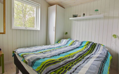 Fleur - 50M from the Sea: Madera, Habitación, Diseño De Interiores, Piso, Suelo, Cama, Sábana, Techo, Mueble, Lecho