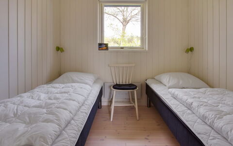 Fleur - 50M from the Sea: Madera, Piso, Habitación, Suelo, Cama, Diseño De Interiores, Sábana, Habitación, Lecho, Techo