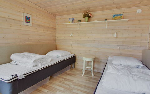 Fleur - 50M from the Sea: Madera, Suelo, Piso, Mueble, Diseño De Interiores, Techo, Habitación, Habitación, Suelos De Madera, Cama