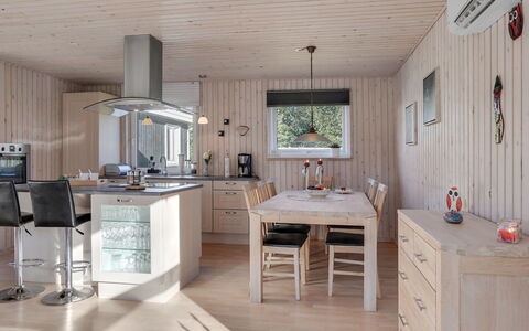 Mikko - 2.2Km from the Sea: Mueble, Diseño De Interiores, Piso, Madera, Suelo, Techo, Suelos De Madera, Silla, Mesa, Encendiendo