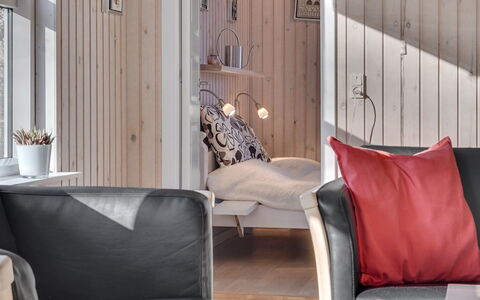 Mikko - 2.2Km from the Sea: Mueble, Diseño De Interiores, Piso, Madera, Suelo, Techo, Suelos De Madera, Silla, Mesa, Encendiendo