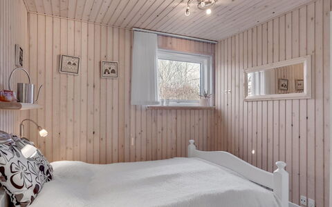 Mikko - 2.2Km from the Sea: Mueble, Diseño De Interiores, Piso, Madera, Suelo, Techo, Suelos De Madera, Silla, Mesa, Encendiendo
