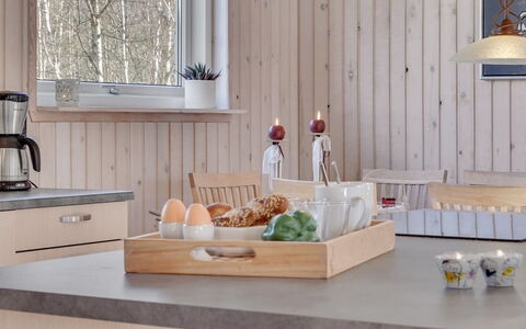 Mikko - 2.2Km from the Sea: Mueble, Diseño De Interiores, Piso, Madera, Suelo, Techo, Suelos De Madera, Silla, Mesa, Encendiendo