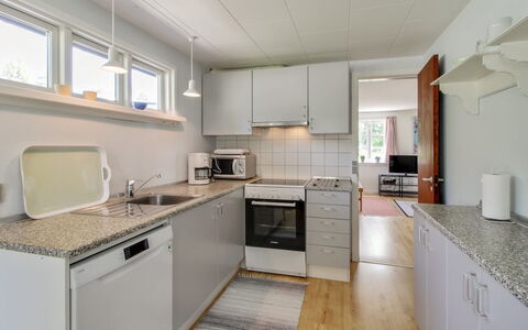 Ingalise - 500M from the Sea: Cocina, Piso, Electrodoméstico, Aparato De Cocina, Mostrador, Madera, Diseño De Interiores, Suelo, Techo, Gabinetes