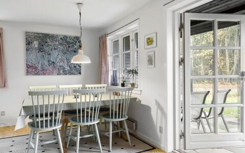Ingalise - 500M from the Sea: Mueble, Piso, Diseño De Interiores, Suelo, Madera, Comedor, Silla, Cocina Y Comedor Mesa, Techo, Mesa