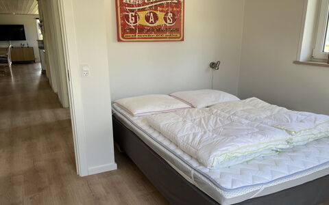 Meline - 350M from the Sea: Madera, Suelo, Piso, Habitación, Mueble, Diseño De Interiores, Cama, Marco De La Cama, Lecho, Sábana