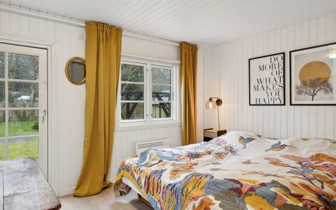 Astrid - 875M from the Sea: Madera, Diseño De Interiores, Habitación, Cama, Suelo, Mueble, Sábana, Casa, Techo, Linos