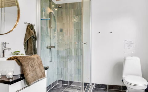 Sigfred - 1.5Km from the Sea: Piso, Arreglo De Tubería, Baño, Diseño De Interiores, Suelo, Plomería, Ducha, Baño, Mueble De Baño, Loseta