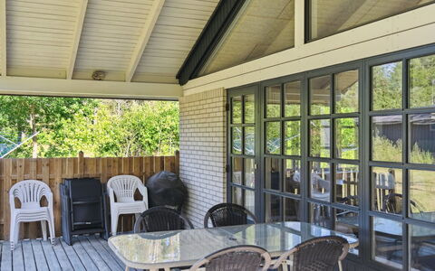 Henny - 1.5Km from the Sea: Piscina, Mueble Para Exteriores, Mueble, Recurso, Losa, Eco Hotel, Sombra, Silla, Ocio, Inmuebles