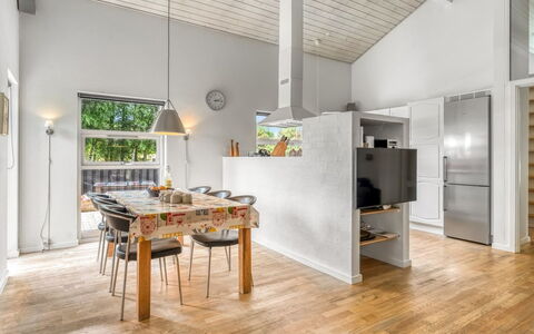 Karstina - 1Km from the Sea: Piso, Diseño De Interiores, Suelo, Madera, Techo, Mueble, Cocina, Suelos De Madera, Lámpara, Encendiendo