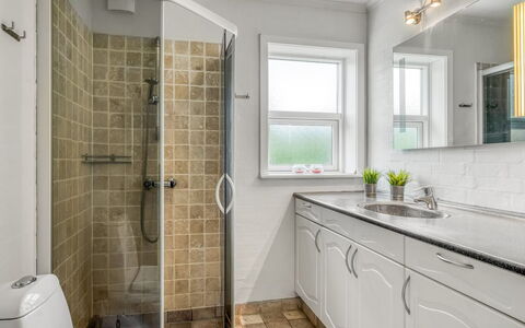 Karstina - 1Km from the Sea: Baño, Arreglo De Tubería, Piso, Diseño De Interiores, Suelo, Mueble De Baño, Plomería, Grifo, Loseta, Ducha