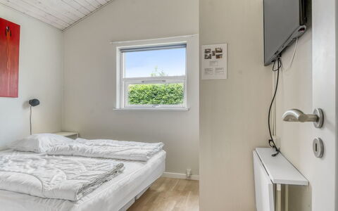Karstina - 1Km from the Sea: Pared, Madera, Habitación, Cama, Techo, Suelo, Casa, Lecho, Marco De La Cama, Sábana