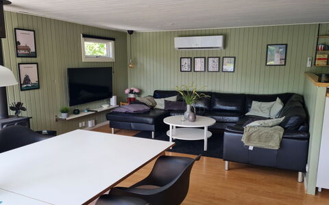 Matz - 350M from the Sea: Mueble, Diseño De Interiores, Madera, Piso, Suelo, Techo, Habitación, Sofá, Sala, Encendiendo