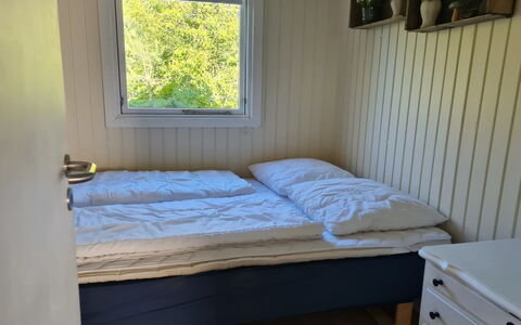 Matz - 350M from the Sea: Madera, Habitación, Sábana, Cama, Piso, Suelo, Lecho, Marco De La Cama, Manchas De Madera, Habitación