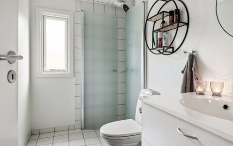 Matz - 350M from the Sea: Diseño De Interiores, Arreglo De Tubería, Pared, Baño, Piso, Suelo, Baño, Plomería, Asiento Del Baño, Grifo