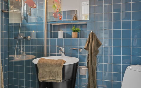 Mumme - 100M from the Sea: Arreglo De Tubería, Diseño De Interiores, Baño, Loseta, Piso, Plomería, Grifo, Lavabo, Baño, Asiento Del Baño