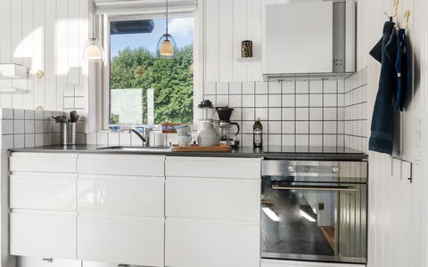 Mumme - 100M from the Sea: Cocina, Aparato De Cocina, Mostrador, Piso, Gabinetes, Electrodoméstico, Electrodoméstico, Diseño De Interiores, Suelo, Habitación