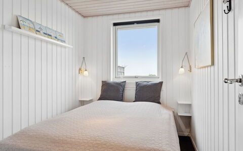 Mumme - 100M from the Sea: Madera, Suelo, Piso, Habitación, Techo, Lecho, Sábana, Cama, Madera Dura, Manchas De Madera