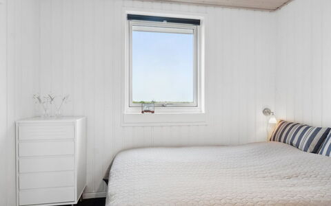 Mumme - 100M from the Sea: Madera, Techo, Habitación, Diseño De Interiores, Suelo, Piso, Sábana, Cama, Lecho, Habitación