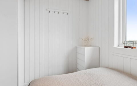 Mumme - 100M from the Sea: Pared, Madera, Habitación, Piso, Suelo, Diseño De Interiores, Techo, Cama, Encendiendo, Lecho