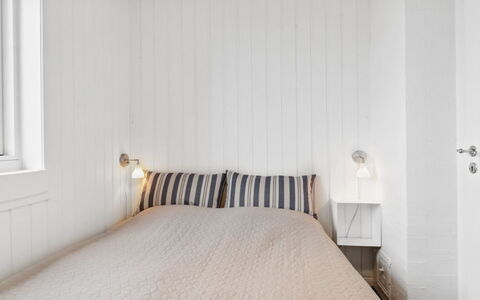 Mumme - 100M from the Sea: Pared, Madera, Habitación, Diseño De Interiores, Suelo, Techo, Piso, Cama, Sábana, Linos