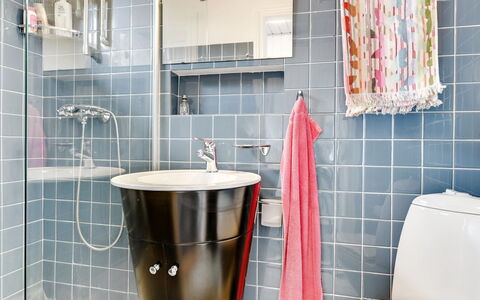 Mumme - 100M from the Sea: Arreglo De Tubería, Baño, Diseño De Interiores, Piso, Suelo, Loseta, Plomería, Baño, Grifo, Lavabo