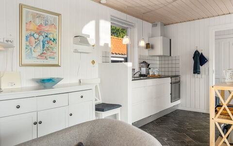 Mumme - 100M from the Sea: Mueble, Diseño De Interiores, Piso, Mostrador, Suelo, Madera, Cocina, Techo, Gabinetes, Lámpara