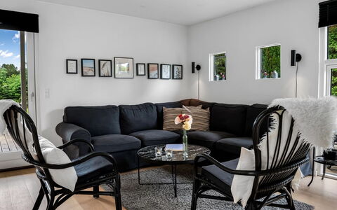Rosmarie - 600M from the Sea: Mueble, Diseño De Interiores, Piso, Suelo, Sala, Encendiendo, Sofá, Casa, Habitación, Silla