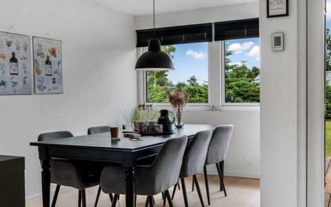 Rosmarie - 600M from the Sea: Mueble, Diseño De Interiores, Piso, Mesa, Silla, Madera, Cocina Y Comedor Mesa, Comedor, Lámpara, Suelo