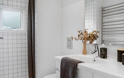 Rosmarie - 600M from the Sea: Baño, Pared, Diseño De Interiores, Arreglo De Tubería, Piso, Mueble De Baño, Plomería, Lavabo, Suelo, Lavabo Del Baño